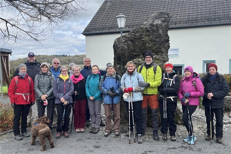 Die Ortrsgruppe Kaisersesch des Eifelvereins vor der "Schweißschlackenbombe" in Bettenfeld.Foto:Eifelverein Kaisersesch