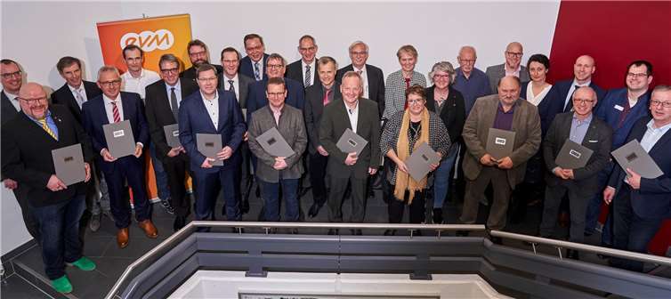 Die Orts- und Stadtbürgermeister der Verbandsgemeinde Montabaur freuen sich gemeinsam mit dem ersten Beigeordneten Andree Stein und Vertretern der evm-Gruppe über die Unterzeichnung der Konzessionsverträge.Foto: evm/Sascha Ditscher