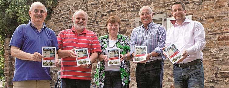 Die Ortsausschussmitglieder (v.l.) Ernst Ostermann, Werner Metzmacher, Ortsvorsteherin Elisabeth Kümpel, Rainer Gadow und Jörg Freyer stellten die neue Broschüre „Unserer Vereine in Odendorf und Essig“ am Zehnthaus vor. Jost