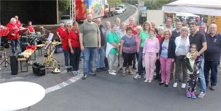 Die Ortsbeigeordneten Simone Schneider und Dirk Hansen eröffneten in diesem Jahr gemeinsam mit den Vereinsvertretern und der Schaustellerfamilie Doussier die Kirmes. Fotos: -WK-