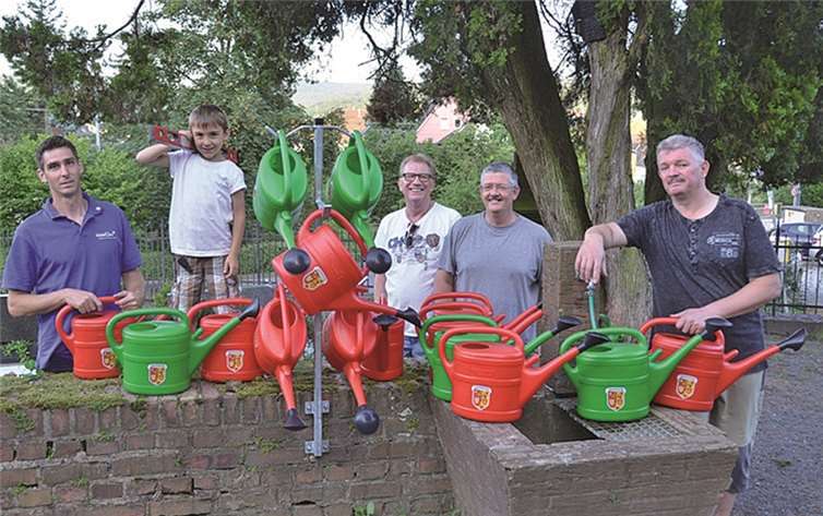 Die Ortsbevölkerung freut sich über die neu bestückten Gießkannenhalter.Carina Holthoff