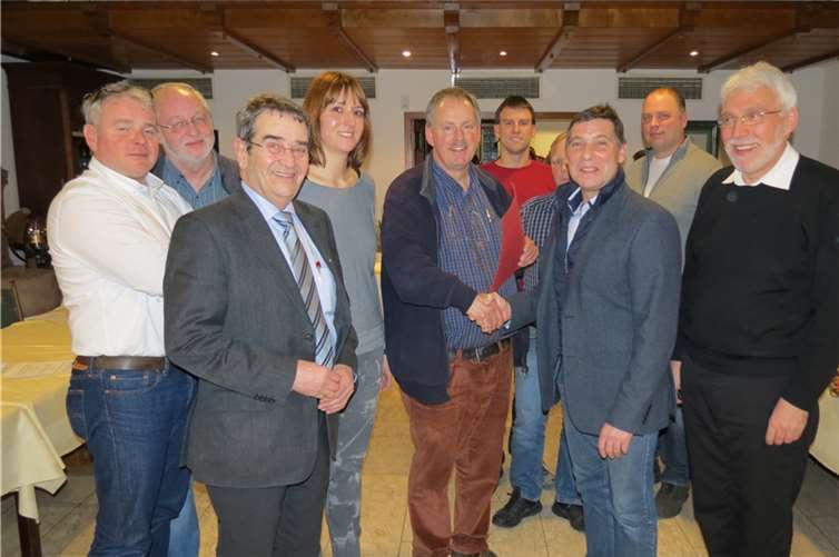 Die Ortsbürgermeister Kratz und Thönnes tauschten die Verbandsordnung im Beisein von Bürgermeister Helmut Probst, Pfarrer Flöck, Christina Ostermann (Kindergartenleiterin) sowie Mitgliedern der Gemeinderäte aus.privat