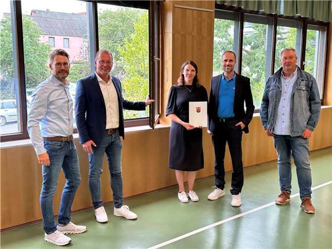 Die Ortsgemeinde Bell erhält einen Landeszuschuss in Höhe von 40.000 Euro für die Erneuerung der Fenster in der Bernd-Merkler-Halle. Den Förderbescheid übergab Gesundheitsminister Clemens Hoch (2. v. r.) an die Beigeordneten Susanne Wagner und Udo Krayer (rechts) und VG-Bürgermeister Jörg Lempertz (2. v. l.) sowie Bauamtsleiter Andreas Loeb.  Foto: VG-Verwaltung Mendig/Stefan Pauly