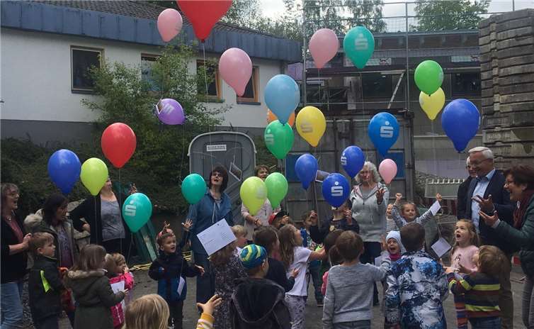 Die Ortsgemeinde Dürrholz feierte mit zahlreichen Gästen das Richtfest zur umfangreichen Erweiterung der Kommunalen Kita im Ortsteil Daufenbach. Zu diesem freudigen Anlass sangen die Kita-Kinder ein Ständchen und ließen mit voller Begeisterung bunte Luftballons in den Himmel steigen.Foto: privat