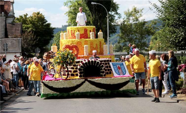 Die Ortsgemeinde Nievern mit ihrer riesigen Geburtstagstorte.MFU