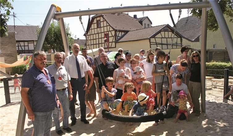 Die Ortsgemeinde Waldorf hatte auch im Namen des Kindergartens „St. Remaklus“ sowie des Fördervereins zu einer kleinen Feierstunde auf den Kinderspielplatz eingeladen. RÜ