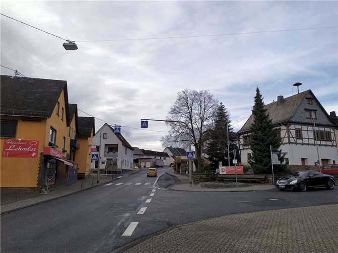 Die Ortsgemeinde Welschneudorf plant die Sanierung des zentralen Dorfbereiches mit dem Rathaus (rechts).  Foto: Herbert A. Eberth