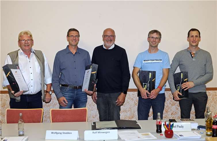 Die Ortsgemeinde bedankte sich bei den ausscheidenden Ratsmitgliedern mit einem Weinpräsent.
