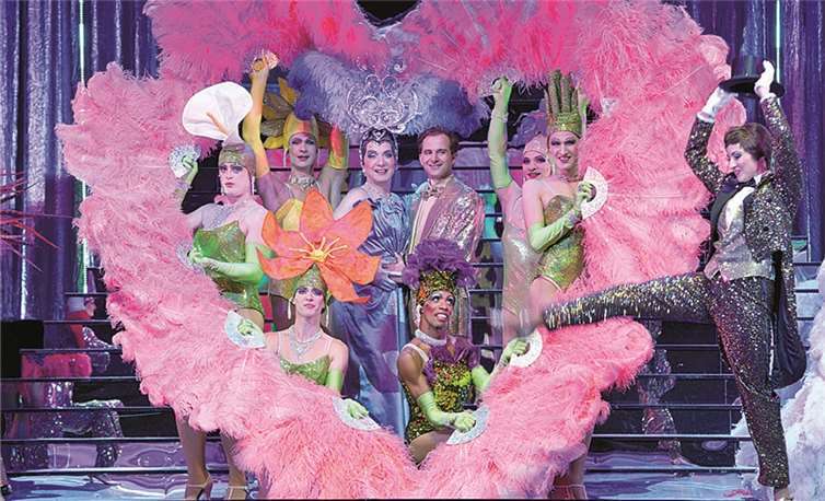 Die Ortsgruppe fährt bequem mit Sonderbussen nach Bonn zu „Ein Käfig voller Narren“.privat