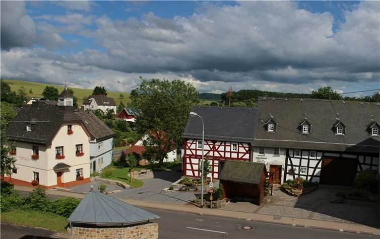 Die Ortsmitte von Daubach ist jetzt online: Ein WLAN-Hotspot wurde installiert, über den alle, die möchten, kostenlos im Internet surfen können. Foto: Dieter Wick