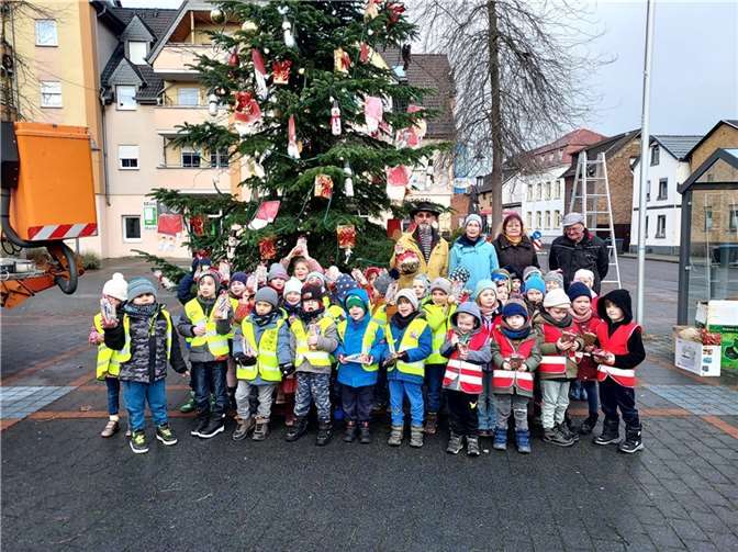 Die Ortsmitte von Kripp hat auch in diesem Jahr einen bunt geschmückten Weihnachtsbaum.  Foto: privat
