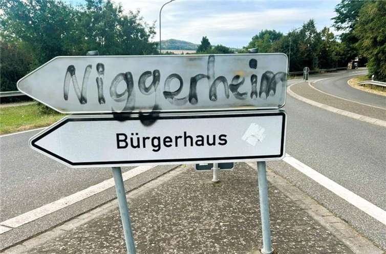 Die Ortstafel am Ortseingang von Miesenheim am Bürgerhaus von bislang unbekannten Tätern mit einem rassistischen Begriff übersprüht. Foto: privat