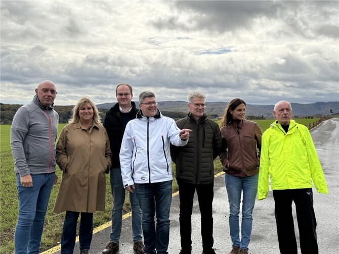 FDP: Baustraße erhalten – Umgehungsstraße Esch zügig realisieren  Die Ortsumgehung Esch muss zügig realisiert werden, die Baustraße soll erhalten bleiben, darin waren sich die Liberalen einig (von links): Wolfgang Reuss, Sigrid Bolzius, Ferdinand Bolzius, Martin Göddertz, Torsten Pollack, Christina Steinhausen und Ulrich van Bebber. Foto: privat