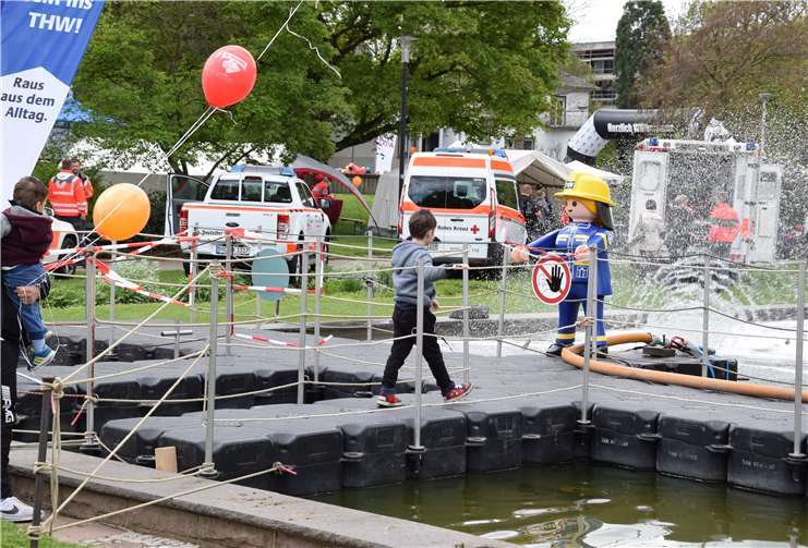 Die Ortsvereine Andernach von DRK und THW präsentierten sich in den Rheinanlagen.