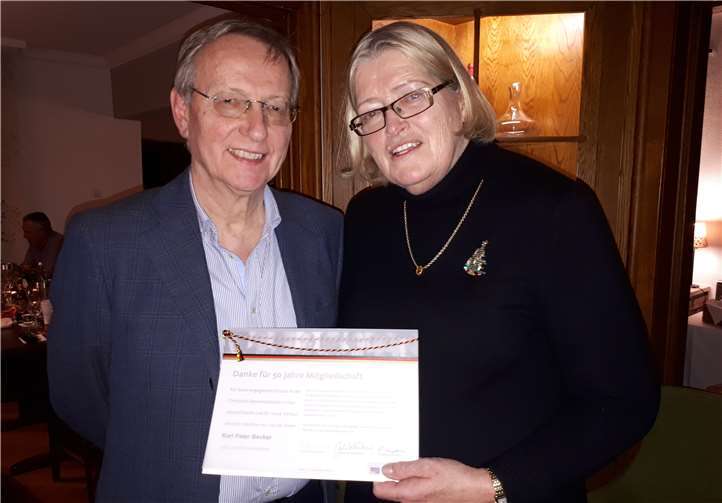 Die Ortsvorsitzende Ulrike Jossen überreicht Karl Peter Becker die Urkunde zum Dank für 50 Jahre Mitgliedschaft in der CDU. Foto: privat