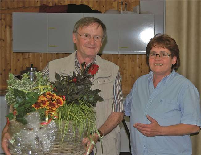 Die Ortsvorsteherin überreichte Bruno Hoß einen Präsentkorb der Dorfgemeinschaft.
