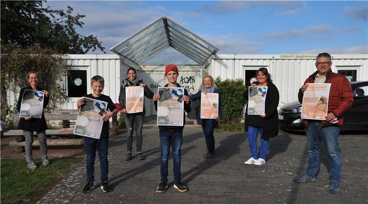 Die Ortsvorsteherin von Kell, Petra Koch (links), und der Eicher Ortsvorsteher Andreas Lehmann (rechts) freuen sich, dass nun auch in ihren Stadtteilen so genannte Actionbounds - also digitale Schnitzeljagden – möglich sind. Stadtjugendpflegerin Janine Müller (3. von links) und Stephanie Kapp vom JUZ-Team (2. von rechts) haben die Actionbounds realisiert. Foto: Stadt Andernach/Maurer