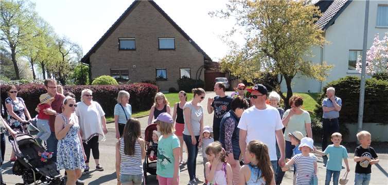 Die Ostereiersuche, veranstaltet vom Bürgerverein Arzdorf, wird mit großer Freude von den Dorfbewohnern angenommen.