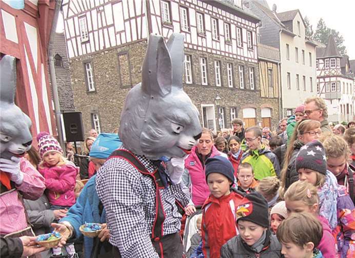 Die Osterhasen beschenkten die Kinder mit Osternestern.privat