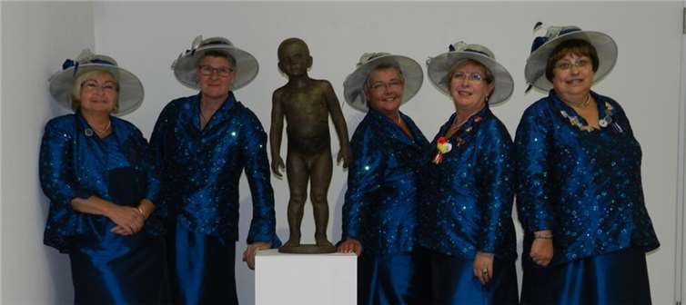 Die Ouzobaraveilchen im Keramikmuseum Westerwald (v.l.) Elsbeth Bourger, Petra Vomberg, Rita Naumann, Petra Breiden, Ellen List. privat