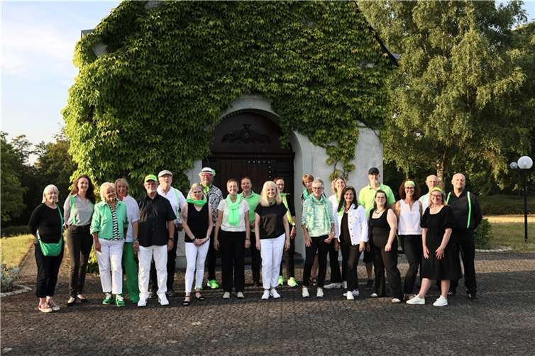 Die POPsicles posieren in ihren neuen Outfits in Schwarz und Weiß mit hellgrünen Accessoires während ihres inspirierenden Chorwochenendes unter der Leitung des frischgebackenen Chorleiters Thomas Hohn. Foto: Michaela Hoffmann