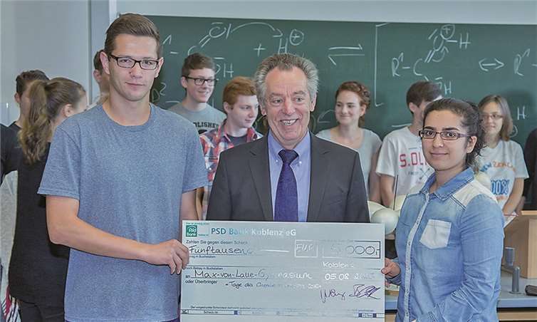 Die PSD-Bank Koblenz spendet 5.000 Euro für die Tage der Chemie der Universität Koblenz-Landau. Bankchef Franz Merkes übergibt den symbolischen Scheck. Universität Koblenz-Landau