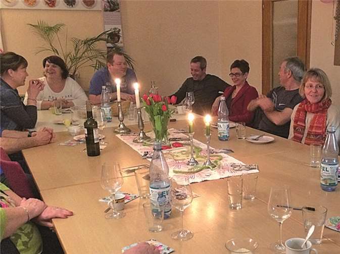 Die Paare genossen gemeinsam die vollwertige und vegetarische Kost. privat