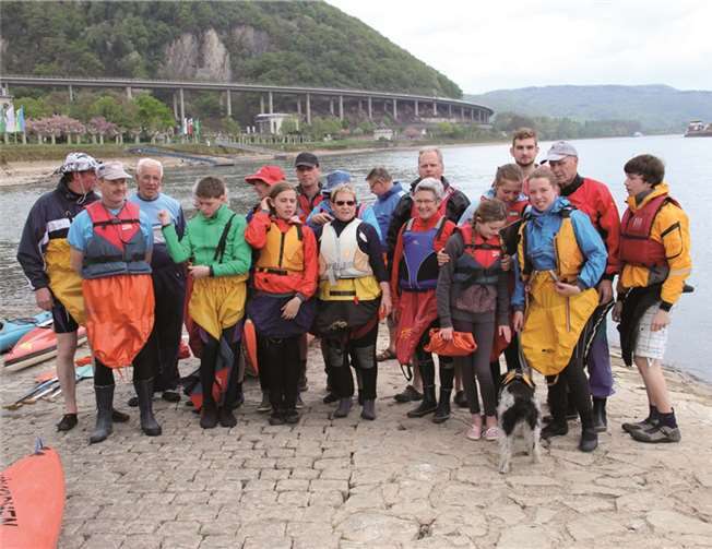 Die Paddler an der alten Fährrampe in Andernach.  Privat