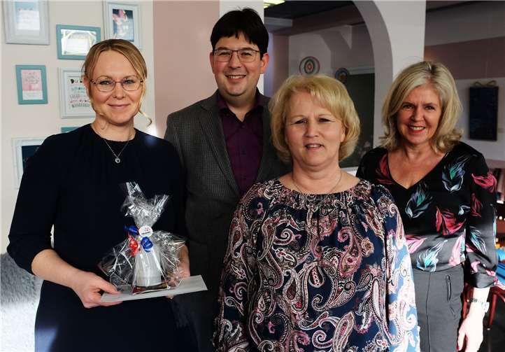 Die Pächterinnen des „Naschcafés“ Hildegard Bandus (v.r.) und Kamila Adamowicz (v.l.). Bürgermeister Michael Mang und VHS-Verwaltungsleiterin Jutta Günther gratulierten zur Eröffnung. Quelle: Stadt Neuwied