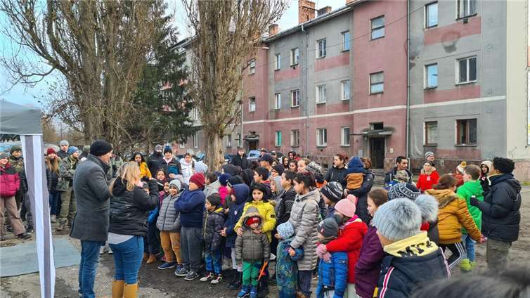 Die Päckchen werden durch freiwillige Helfer verteilt.