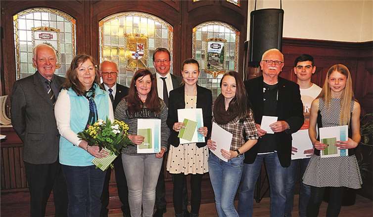 .Die Pädagogin Monika Bühler -2.v.links- und die Schüler der Realschule plus erhielten für ihr besonderes Engagement außer einem Büchergutschein von der VG-Mendig noch eine Urkunde vom VDK.