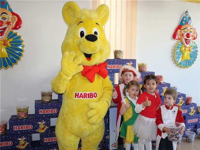 Die „Pänz“ und der Haribo-„Goldbär“ hatten beim jecken Wiegen im Ringener Rathaus jede Menge Spaß.Foto: DU