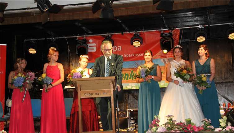 Die Pagen Janine Kornapp und Svenja Clos, , Bernd Geppert Vorsitzender Bartholomäusmarktverein, Nadine Bröse (Pagin), Kathrin Plaggenmeier (Marktkönigin 2017/18), Anna-Lena Wallroth (Pagin). MFU