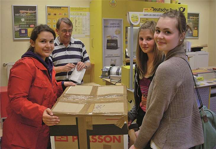 Die Pakete werden gut verschnürt und verklebt, bevor sie auf die Reise gehen. privat