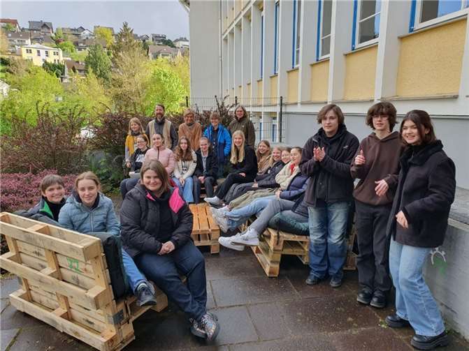 Die Palettenmöbel wurden sofort getestet und für gut befunden. Foto: SMS