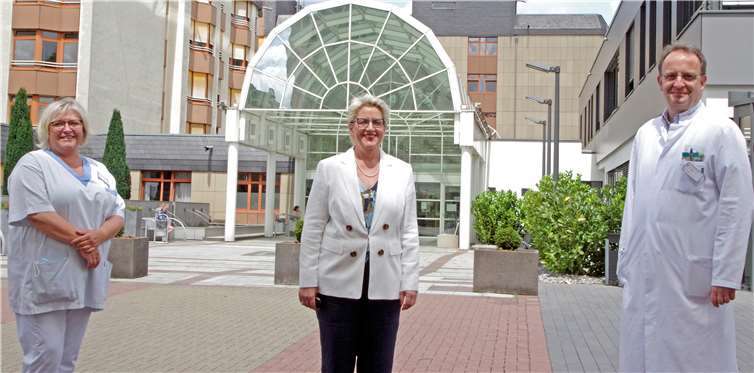 Die Palliativversorgung am St. Nikolaus-Stiftshospital ist auch während der Corona-Pandemie zu keinem Zeitpunkt beeinträchtigt. V.l.: Stationsleitung Gabriele Dannenberg, Geschäftsführerin Cornelia Kaltenborn, Dr. Thomas Dyong. Foto: privat