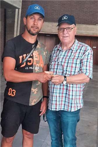 Die Pallotti Flüchtlingshilfe stellte einen großzügigen Betrag und und einen kompletten Bus mit Spenden zu Verfügung. Der Koordinator der Flüchtlingshilfe, Alfred Eich (r.), überreichte die Spenden an den Lagerleiter des Flüchtlingslagers in Lutsk (Ukraine), Jakob Kharkov. Foto: privat