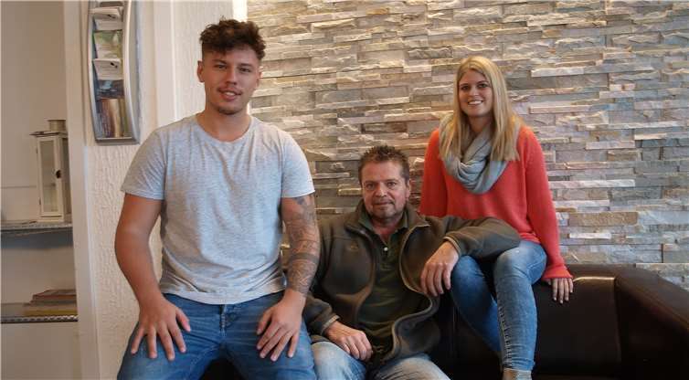 Die Panorama-Sauna ist seit der Gründung ein Familienbetrieb - daran hat sich bisheute nichts geändert (v.l.n.r): Yannik Schmidt, Ralf Schmidt und Carina Schmidt.Foto: ROB