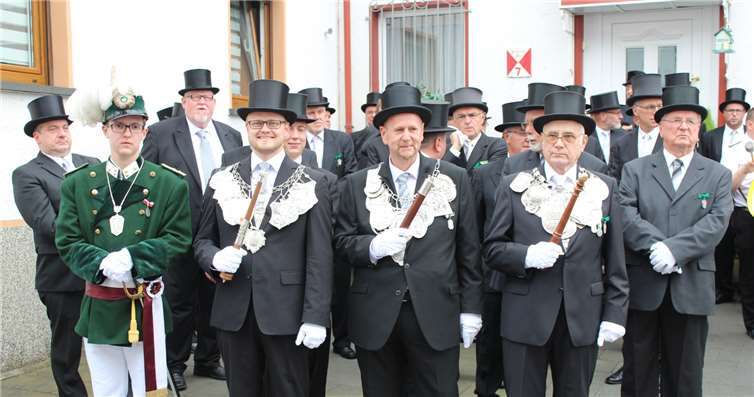 Die Parade der Junggesellen-Schützen nahmen ab: V.l. Hauptmann Johannes Schütz, Schützenkönig Robin Grießel, Silberjubilar Thomas Franken und Goldjubilar Otto Krämer.-DU-