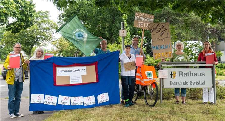 Die „Parents for Future“ Bornheim/Swisttal/Weilerswist am Klimanotstandstag am 22. Juli vor dem Rathaus der Gemeinde Swisttal. Foto: pivat