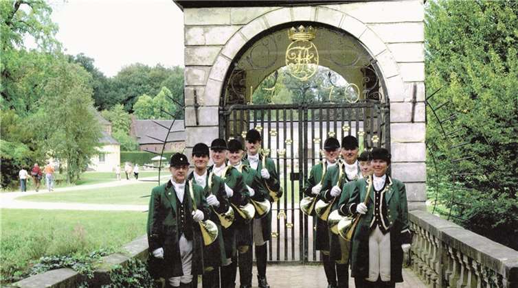 Die Parforcehorngruppe „Trompes de Chasse Erftland“ gestaltet am 3. November die Jubiläumsmesse.Privat