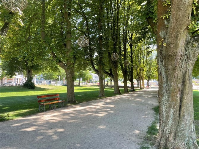 Die Parkanlagen von Bad Neuenahr-Ahrweiler bieten viel Auslauf für Hunde: Diese müssen allerdings angeleint sein.  Foto: ROB