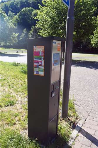 Die Parkautomaten bleiben parallel in Betrieb. Auf ihnen finden sich Informationen zu den Dienstleistern und Anleitungen für die ersten Schritte zum Handyparken.Foto: Stadt Bendorf