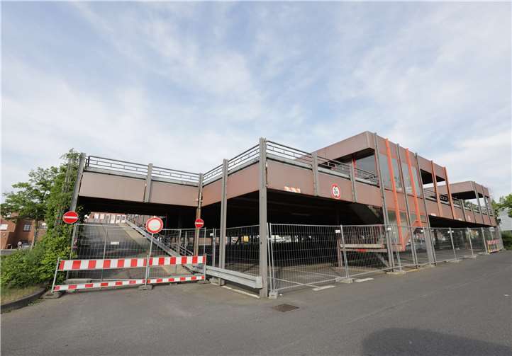 Die Parkpalette war marode und musste im Sommer abgerissen werden.Fotos: CEW