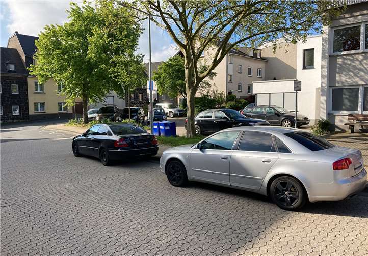 Die Parksituation an der Bushaltestelle in der Florianstraße lässt zu wünschen übrig. Foto: privat