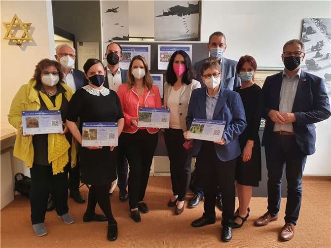 Die Parlamentarische Staatssekretärin Elisabeth Winkelmeier-Becker (5. v. r.), Bürgermeister Stefan Rosemann (3. v. r.), Kultur- und Archivdezernent Thomas Wagner (1. v. r.), Kreisarchivarin Dr. Claudia Arndt (6. v. r.), Pfarrer Sebastian Schmidt (4. v. l.) und das Projektteam. Foto: Rhein-Sieg-Kreis