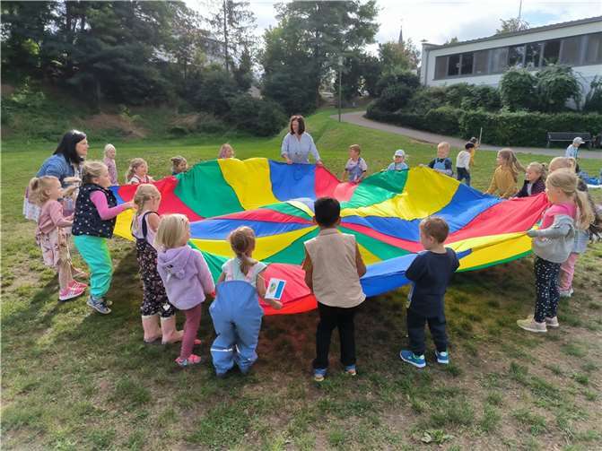 Die Parlamentskinder der Kita St Willibrord tragen die Kinderrechte hinaus. Foto:privat