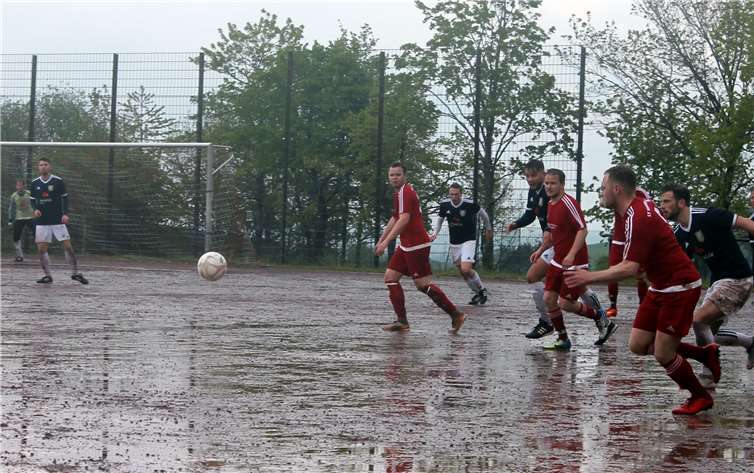 Die Partie auf dem Hartplatz in Wershofen glich eher einem Wasserballspiel.Fotos: privat