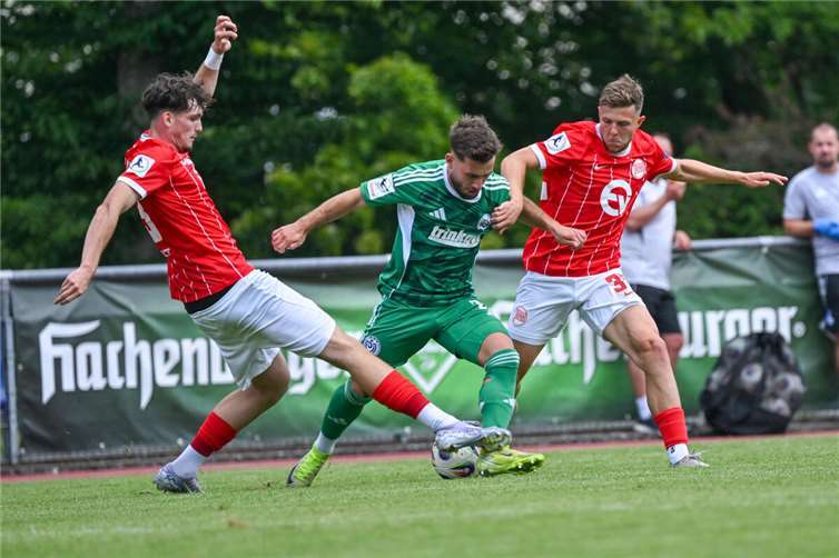 Vorbereitungsspiel ohne Zuschauer: MSV Duisburg und Kickers Offenbach treffen sich in Mayen Die Partie fand unter Ausschluss der Öffentlichkeit statt – Mayen sprang kurzfristig als Austragungsort ein. Foto: Peter Seydel