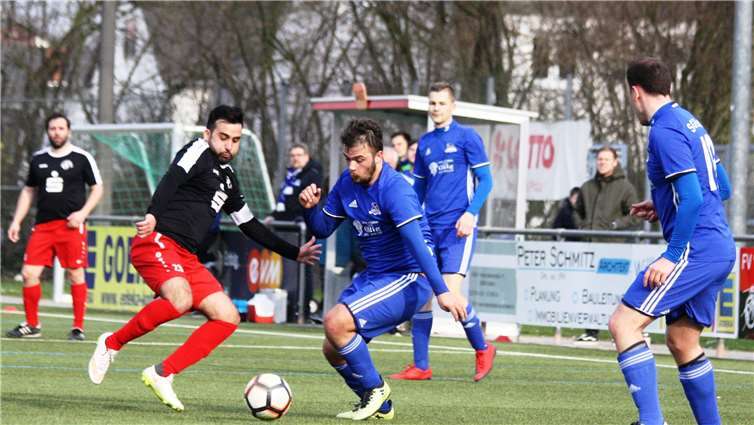 Die Partie zwischen dem FV Rübenach (li. Kapitän Kevin Marzi) und der SG Elztal (re. Bujar Xhakalija) war von vielen Zweikämpfen im Mittelfeld geprägt. Fotos: -SK-